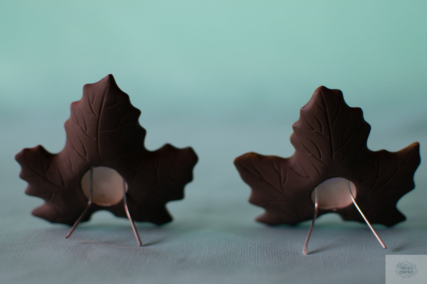 Vibrant Ceramic Maple Leaf Set: Autumnal Home Decor for Seasonal Displays and Festive Gatherings