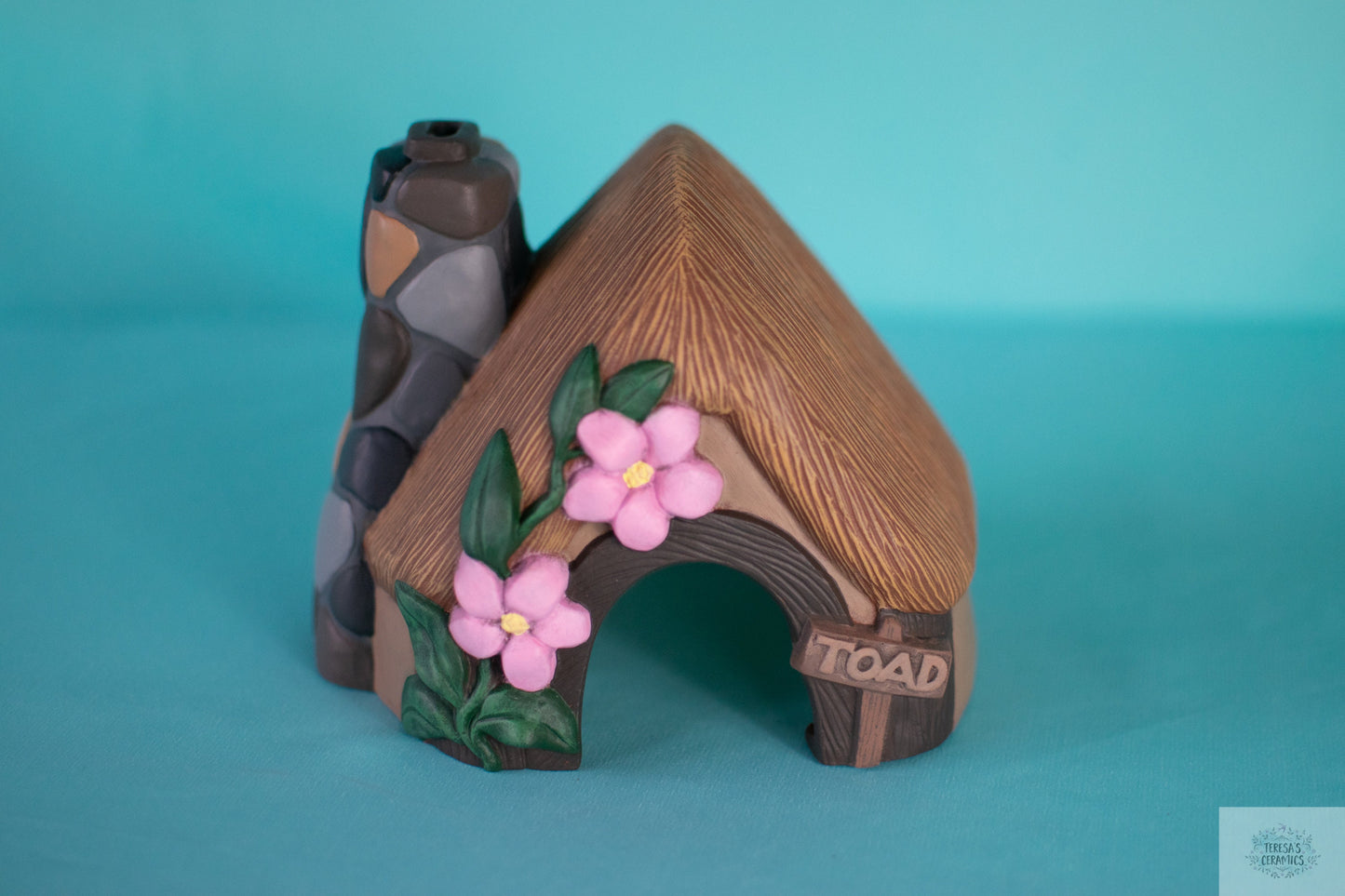 Handcrafted Ceramic Toad Abode: Enchanting Fairy Garden House for Outdoor Decor & Amphibian Shelter