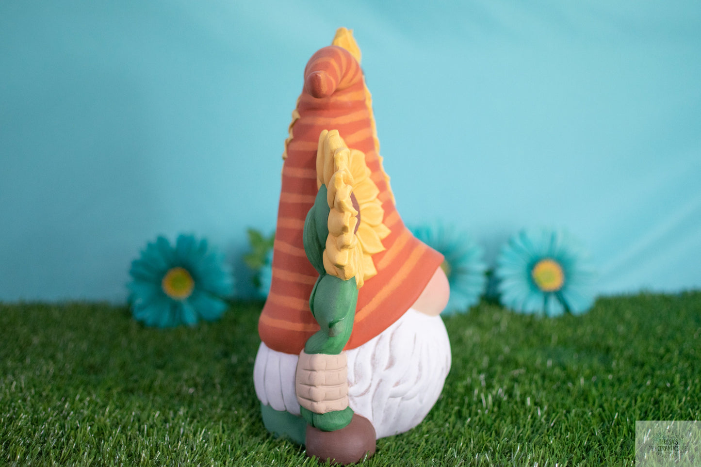 Cheerful Sunflower Garden Gnome Statue: Whimsical Clay Decor for Outdoor Spaces & Father's Day