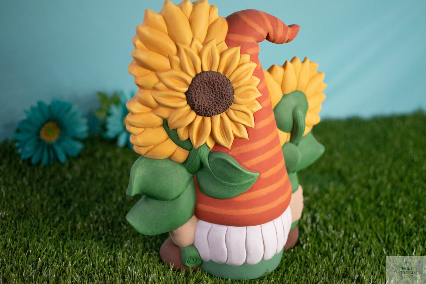 Cheerful Sunflower Garden Gnome Statue: Whimsical Clay Decor for Outdoor Spaces & Father's Day