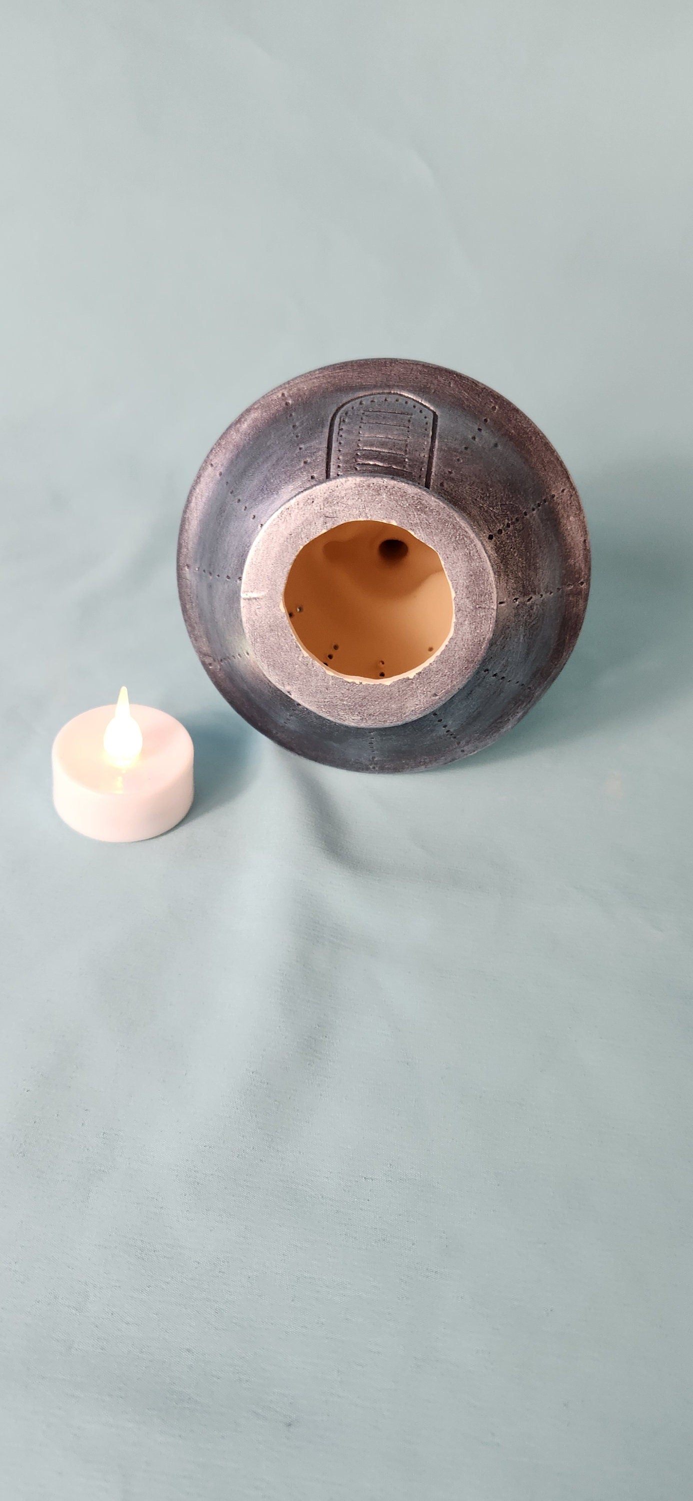 Illuminated Extraterrestrial Desktop Sculpture: UFO-Themed Ceramic Ornament for Sci-Fi Enthusiasts