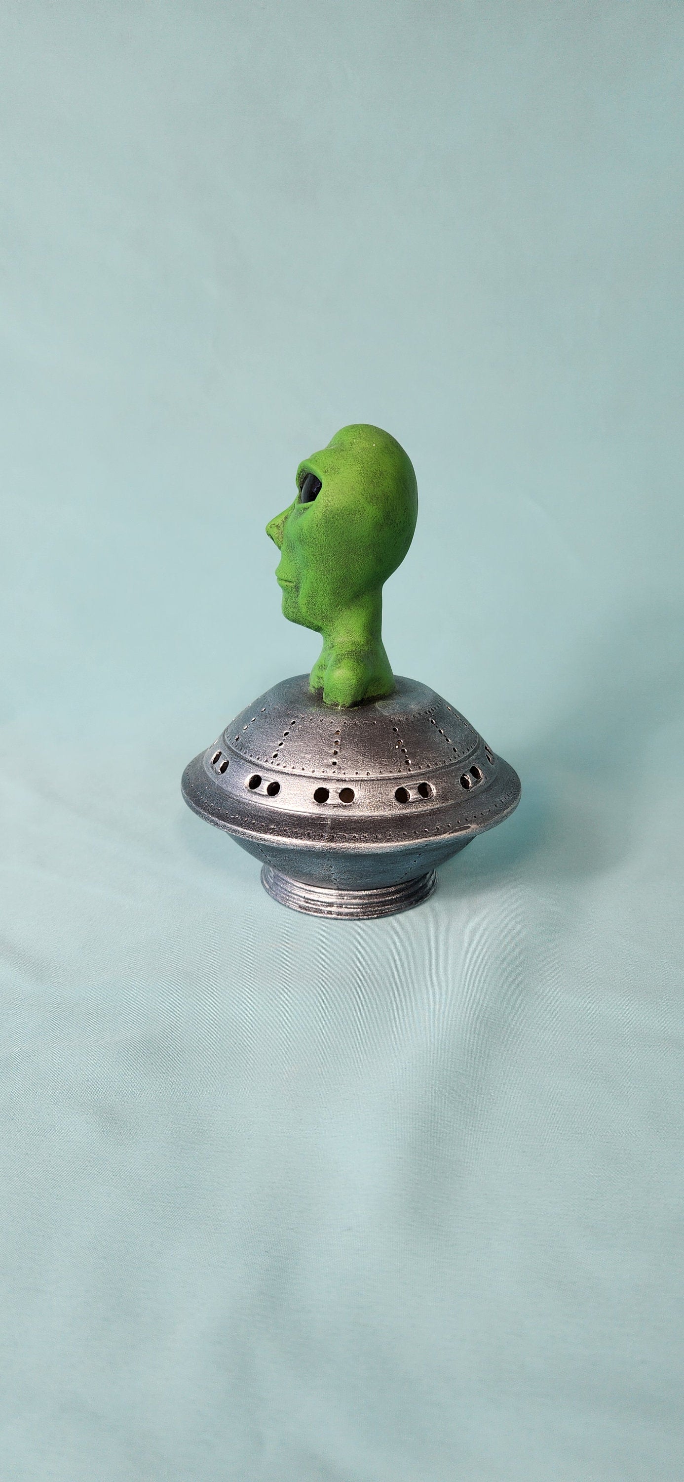 Illuminated Extraterrestrial Desktop Sculpture: UFO-Themed Ceramic Ornament for Sci-Fi Enthusiasts