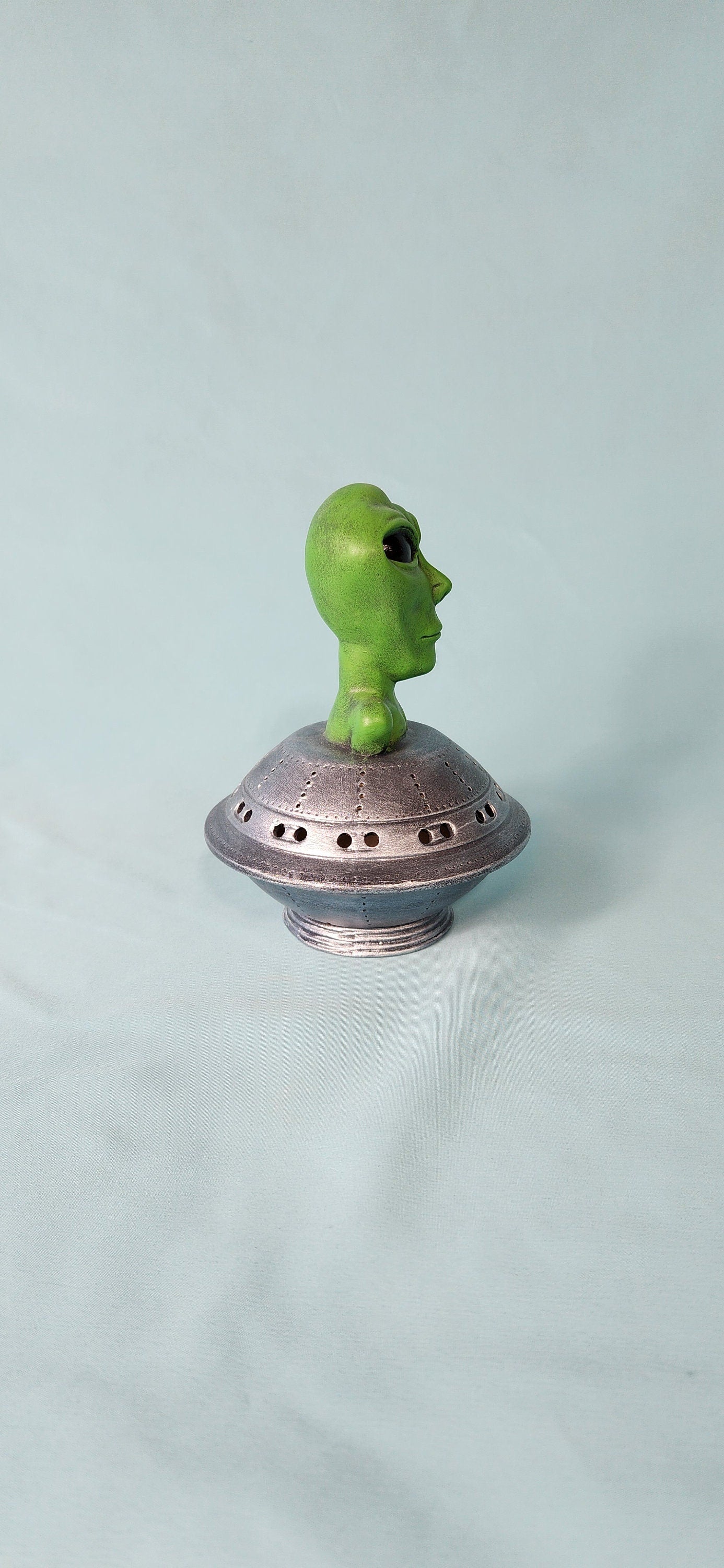 Illuminated Extraterrestrial Desktop Sculpture: UFO-Themed Ceramic Ornament for Sci-Fi Enthusiasts