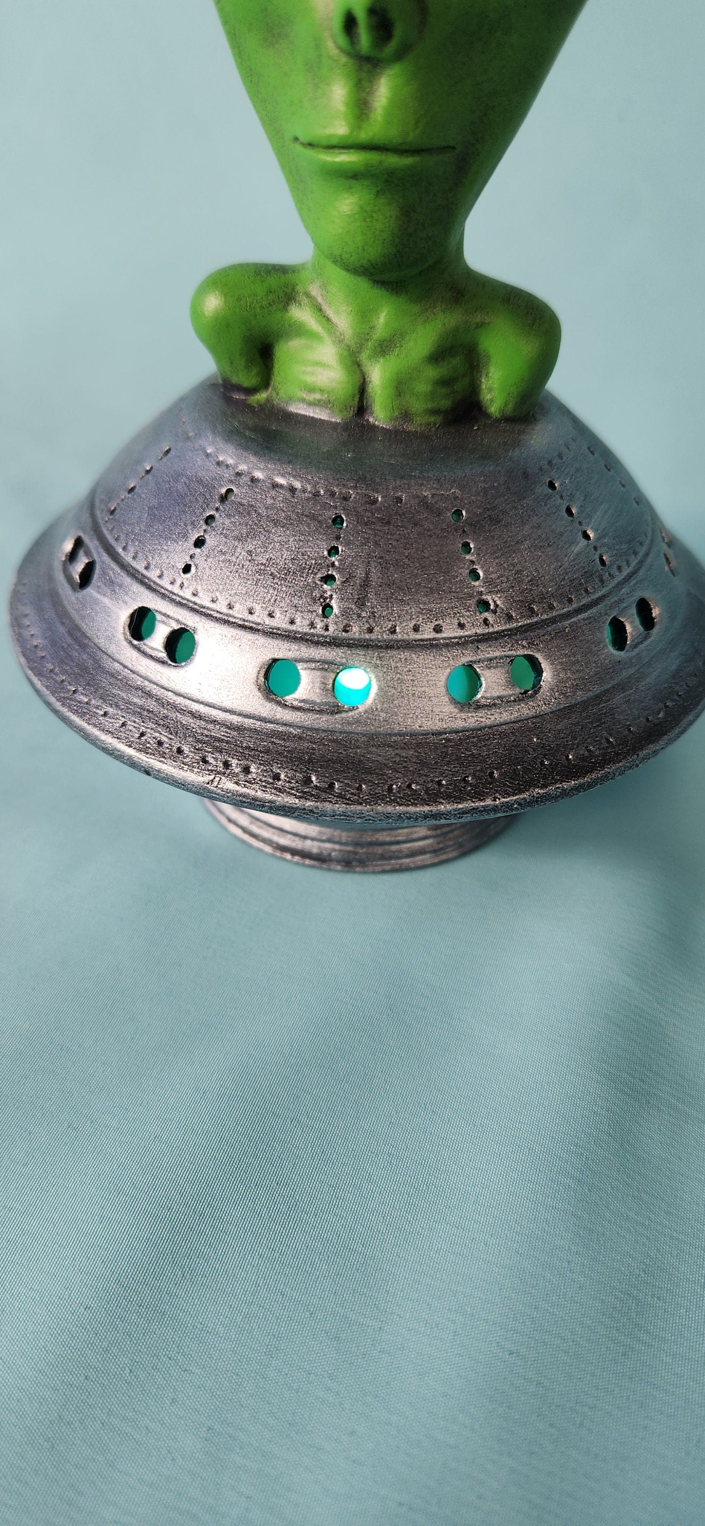 Illuminated Extraterrestrial Desktop Sculpture: UFO-Themed Ceramic Ornament for Sci-Fi Enthusiasts