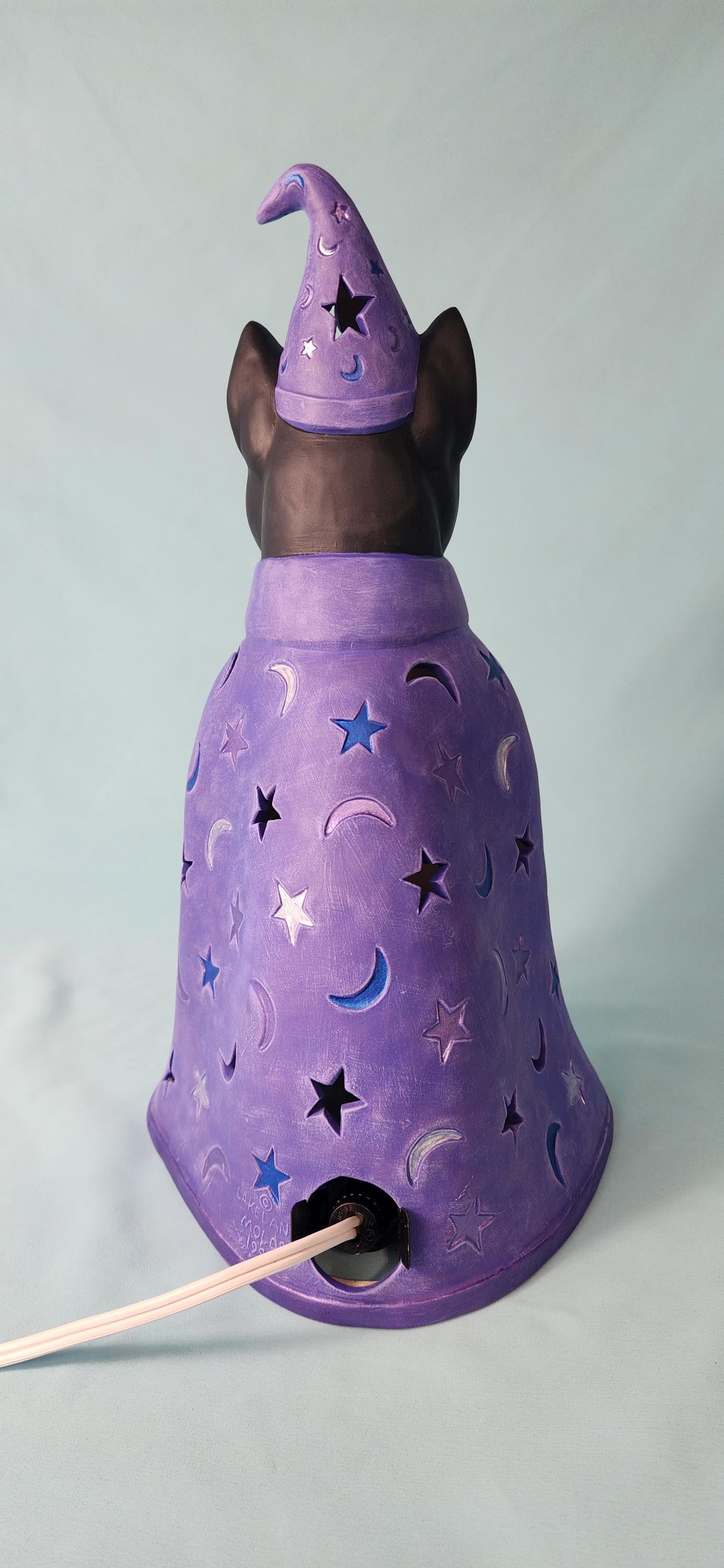 Ceramic Kitten Wizard Light-Up Sculpture: Whiskers the Great Magician - Enchanting Desk Lamp & Decor