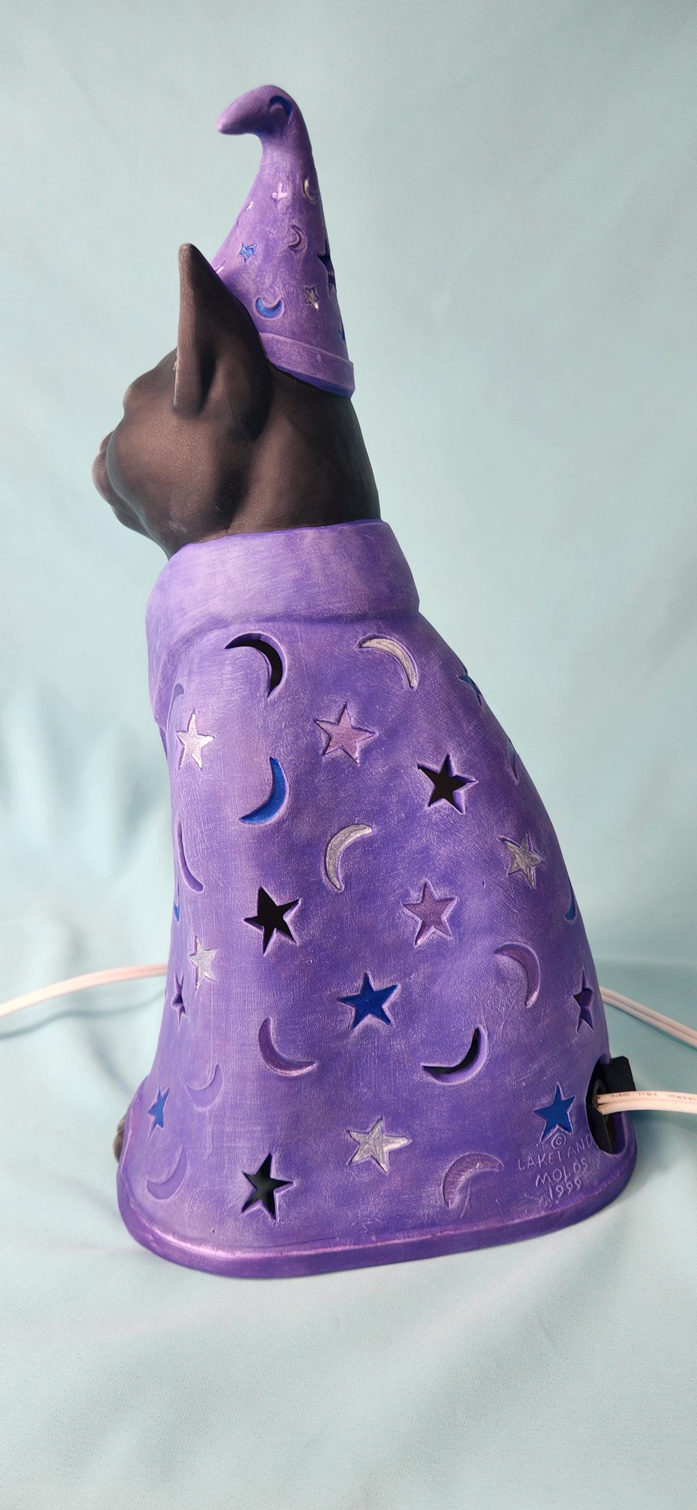 Ceramic Kitten Wizard Light-Up Sculpture: Whiskers the Great Magician - Enchanting Desk Lamp & Decor