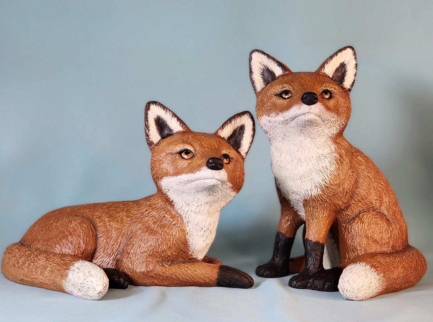 Realistic Red Fox Pair Sculpture: Handmade Woodland Animal Figurines for Nature-Inspired Home Decor