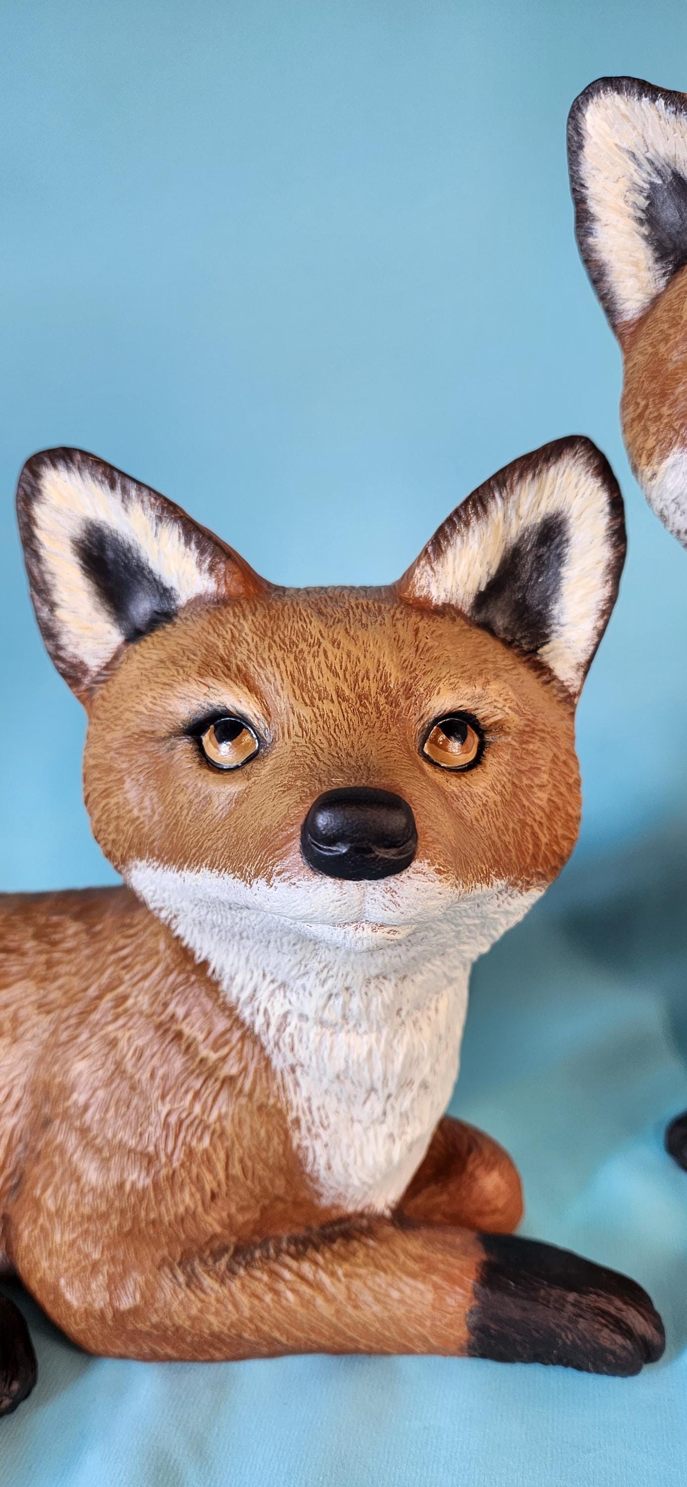Realistic Red Fox Pair Sculpture: Handmade Woodland Animal Figurines for Nature-Inspired Home Decor