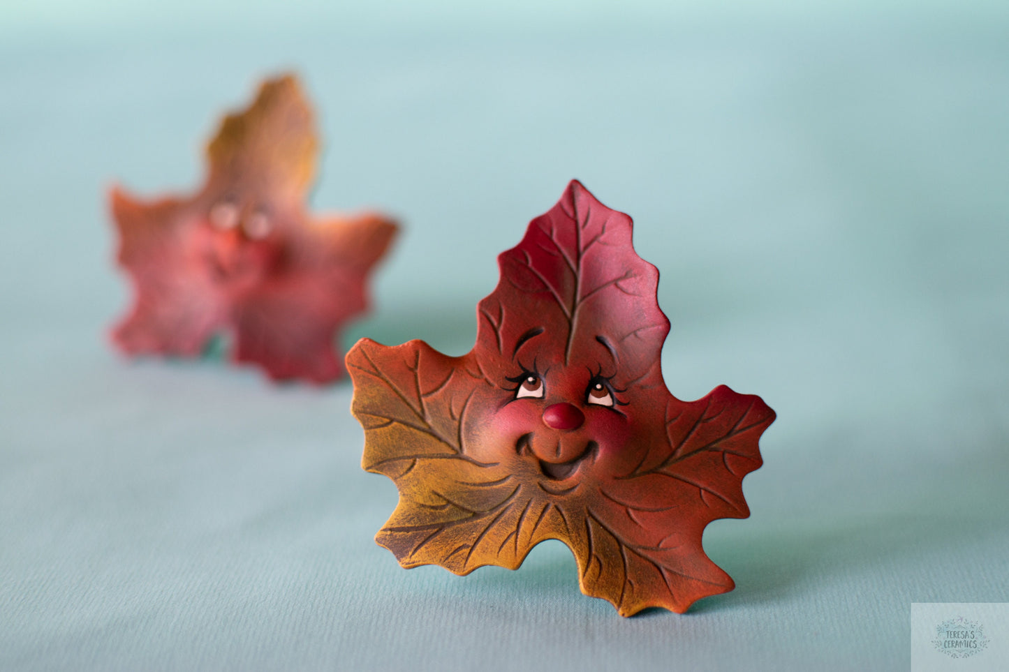 Vibrant Ceramic Maple Leaf Set: Autumnal Home Decor for Seasonal Displays and Festive Gatherings