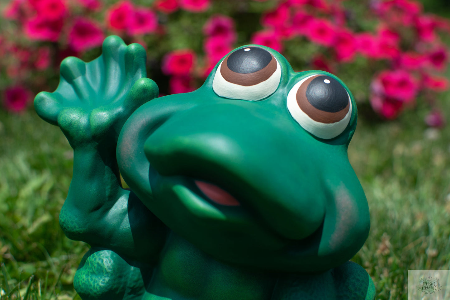 Ceramic Frog Statue: Welcoming Garden Yard Art Decoration | Unique Father's Day Gift for Frog Lovers
