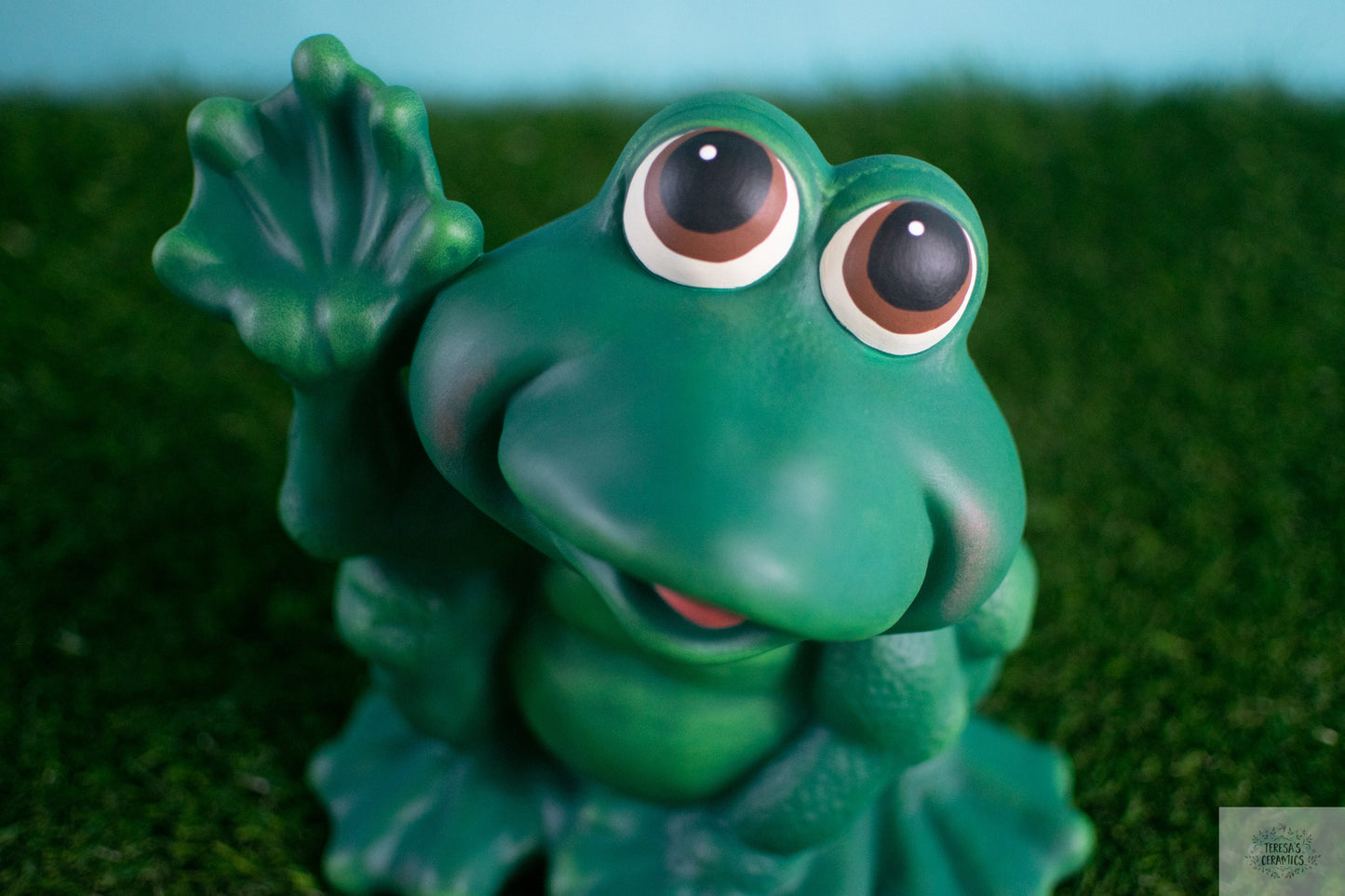 Ceramic Frog Statue: Welcoming Garden Yard Art Decoration | Unique Father's Day Gift for Frog Lovers
