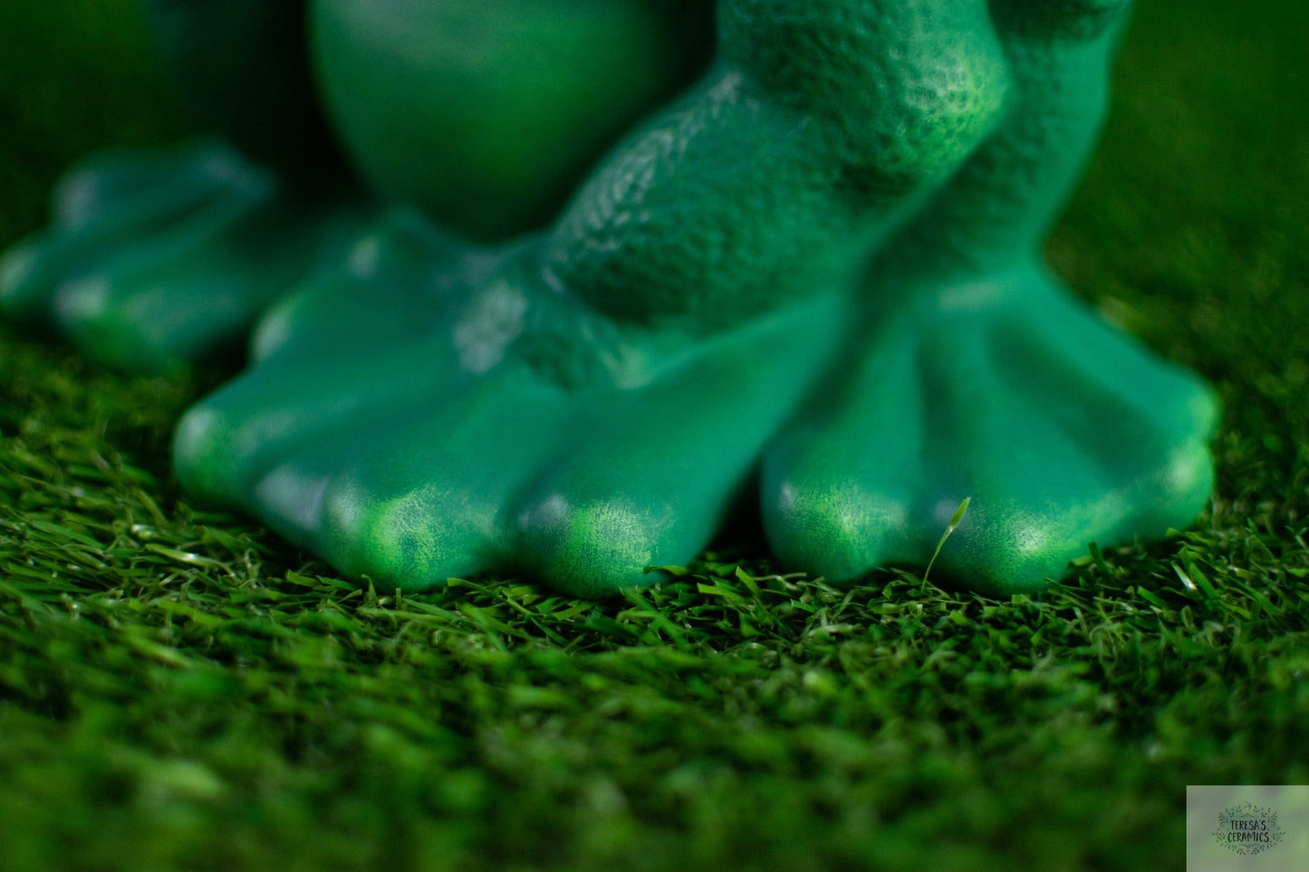 Ceramic Frog Statue: Welcoming Garden Yard Art Decoration | Unique Father's Day Gift for Frog Lovers