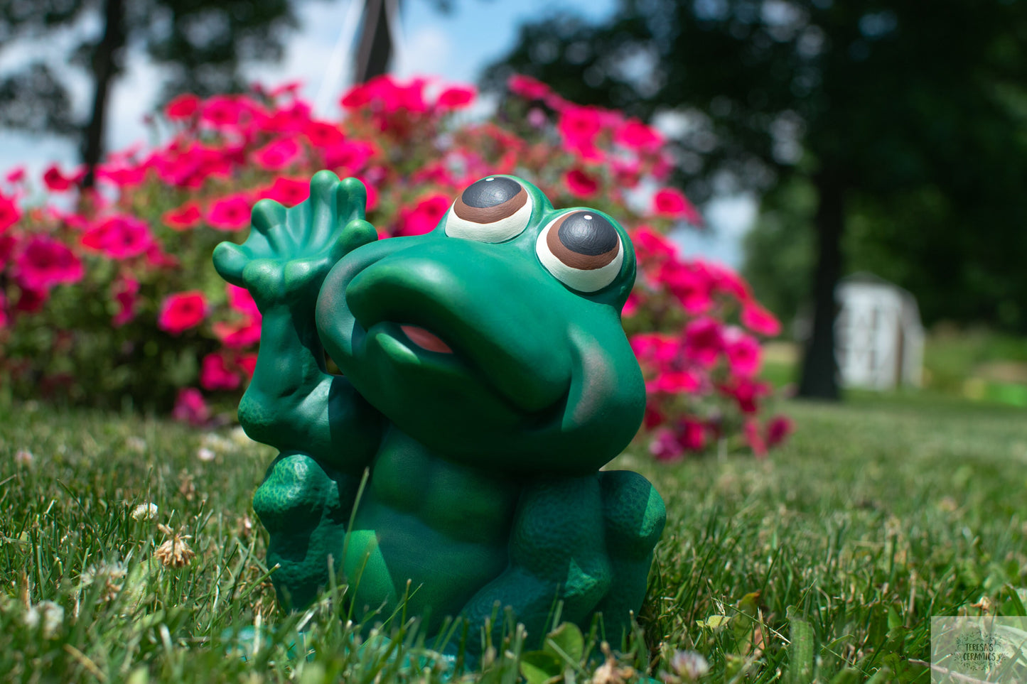 Ceramic Frog Statue: Welcoming Garden Yard Art Decoration | Unique Father's Day Gift for Frog Lovers
